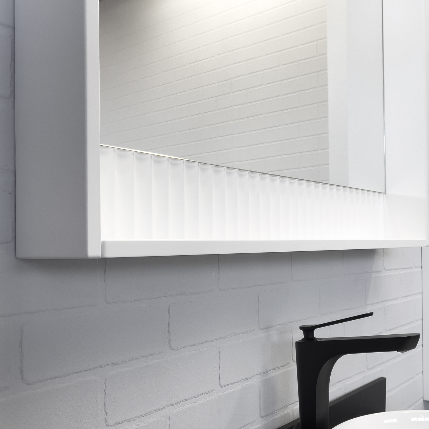 Зеркало-короб Comforty Марсель-90 белое матовое с подсветкой