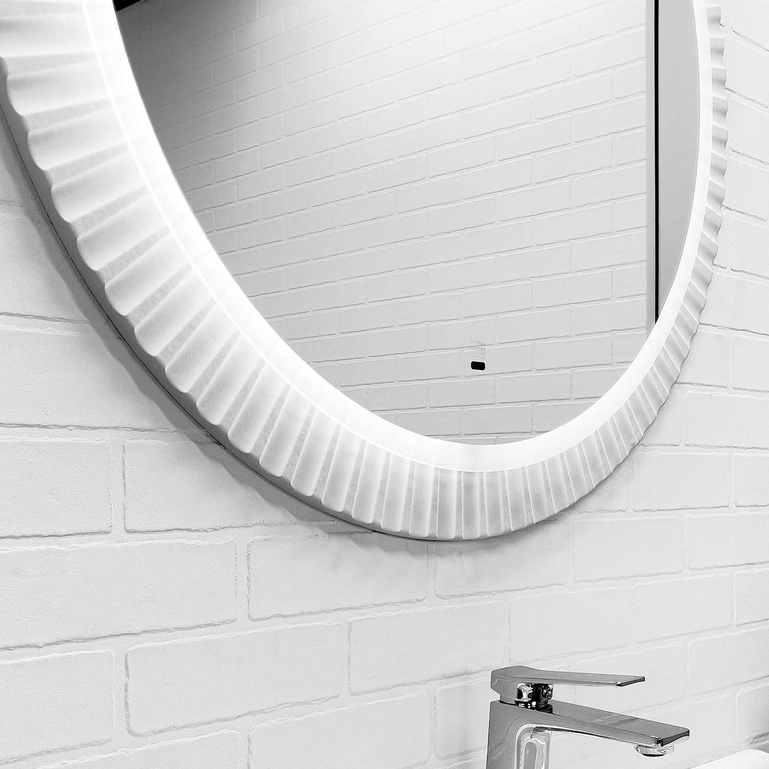 Зеркало Comforty Мадрид-70 светодиодная подсветка, бесконтактный сенсор, антизапотевание, белая матовая эмаль