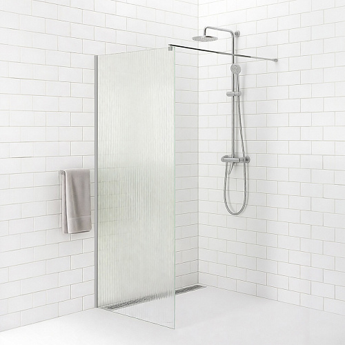 Рельеф воды: walk‑in перегородки Comforty серии 916 задают новый ритм современной душевой зоне.